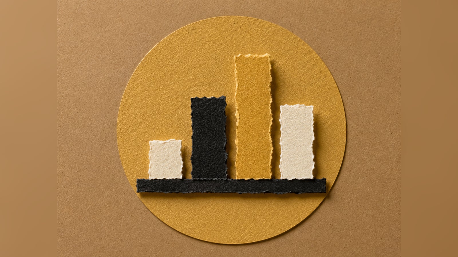 Colagem de papel rasgado com quatro barras de alturas diferentes formando um gráfico, a mais alta em dourado, sobre fundo kraft, representando a procura por advogado variando entre praças