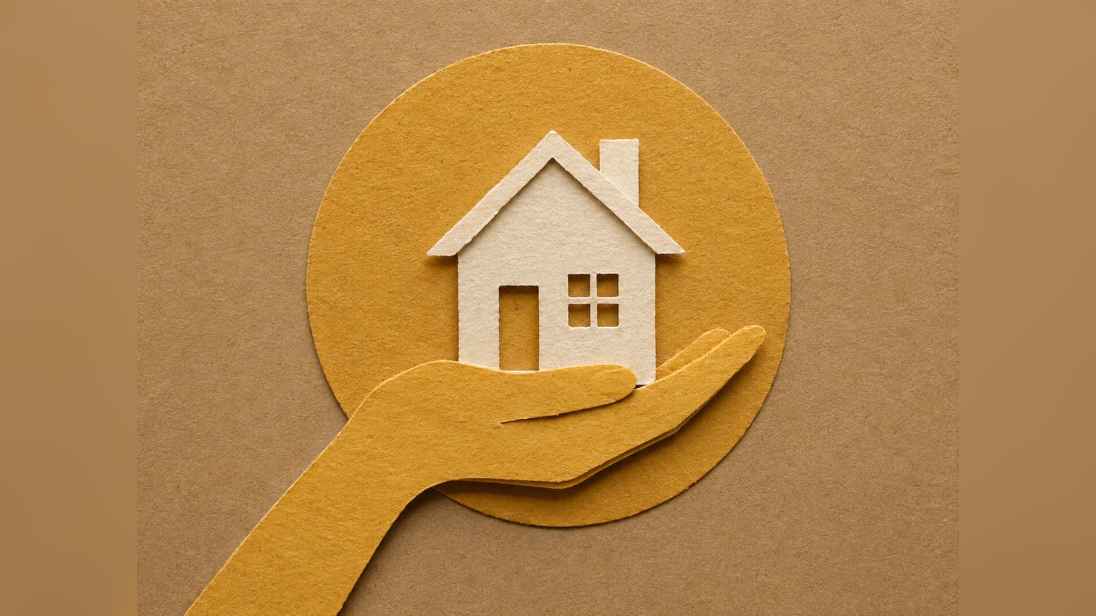 Colagem de papel rasgado com uma casa recortada em papel off-white sobre uma mão dourada aberta, sobre fundo kraft, representando captação de imóveis pelo proprietário